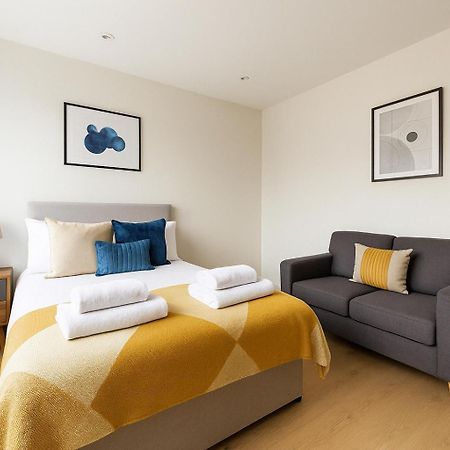 Bright Studio Flat - Walk To River Thames & Kingston Town Surbiton Bagian luar foto