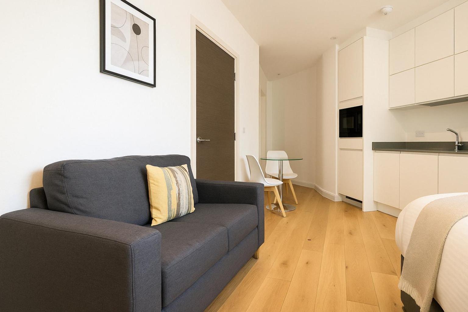 Bright Studio Flat - Walk To River Thames & Kingston Town Surbiton Bagian luar foto